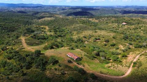 Refúgio alentejano com 45 hectares e vistas deslumbrantes em Odemira