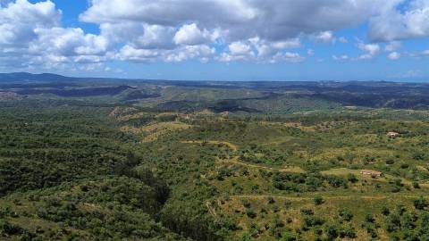 Refúgio alentejano com 45 hectares e vistas deslumbrantes em Odemira