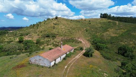 Refúgio alentejano com 45 hectares e vistas deslumbrantes em Odemira