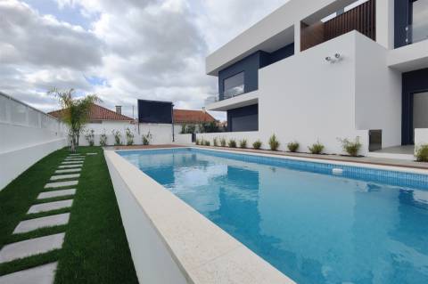 Moradia T4 a estrear no Fanqueiro - Loures