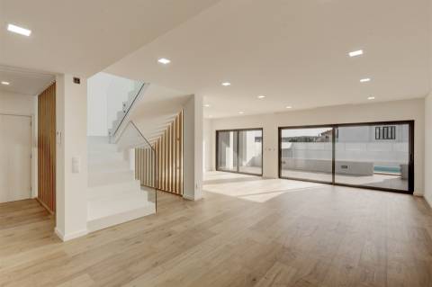 Moradia T4 a estrear no Fanqueiro - Loures