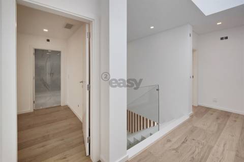 Moradia T4 a estrear no Fanqueiro - Loures