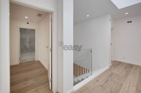 Moradia T4 a estrear no Fanqueiro - Loures