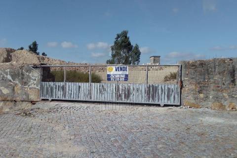 Terreno industrial para construção de armazém em Junqueira