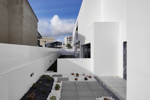 Apartamento T3 inserido em condomínio privado - Novo