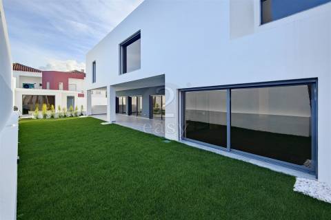 Apartamento T3 inserido em condomínio privado - Novo