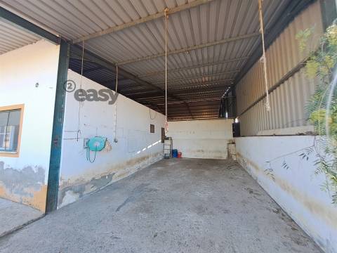 HERDADE COM SALA DE ORDENHA OVINOS ou CAPRINOS E ARMAZÉNS EM SELMES e T1