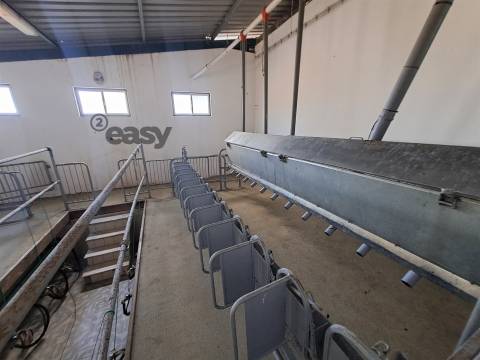 HERDADE COM SALA DE ORDENHA OVINOS ou CAPRINOS E ARMAZÉNS EM SELMES e T1