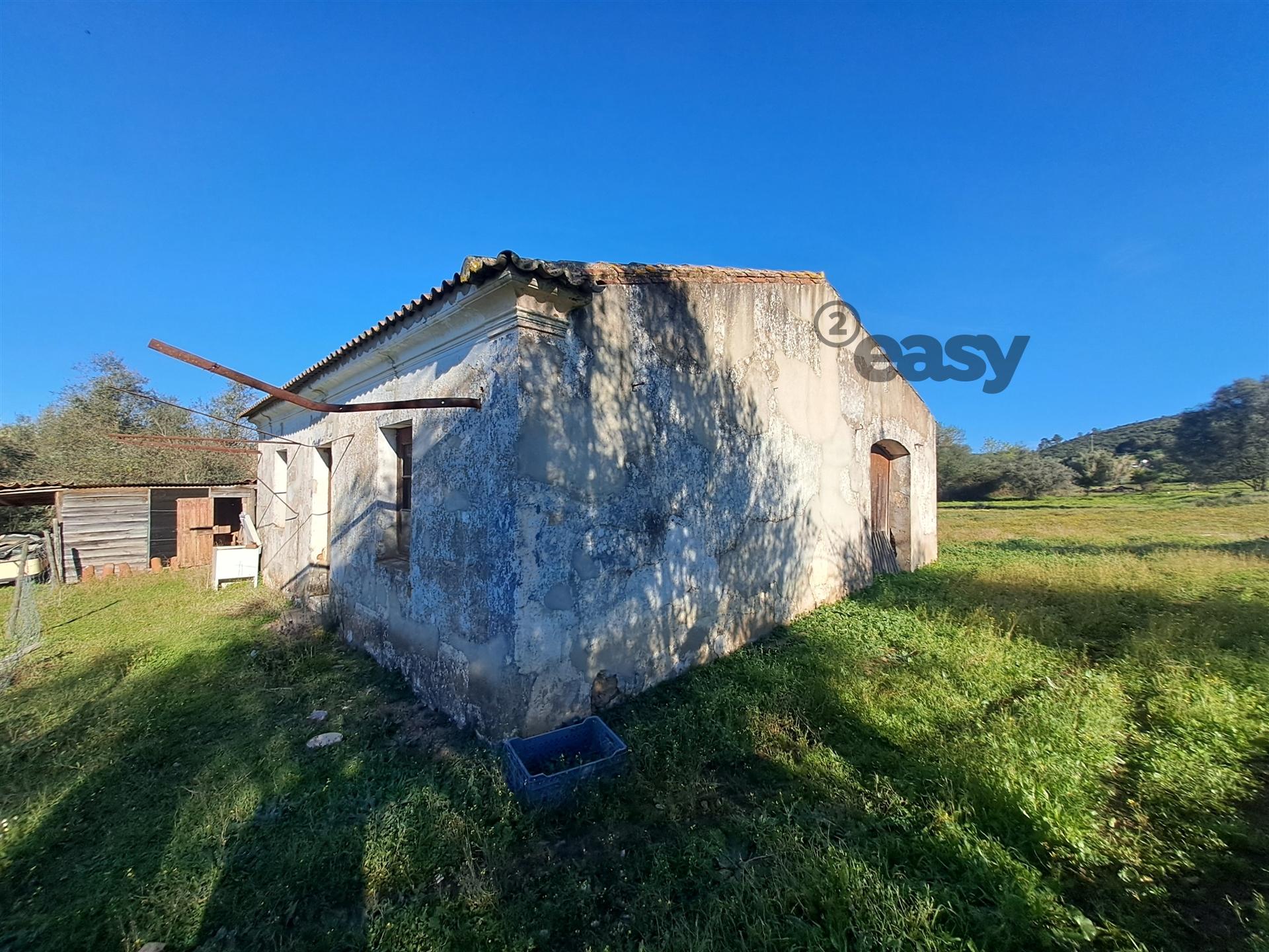 Moradias em ruínas para reconstrução inseridas em terreno misto com 6,62 hectares na Vidigueira