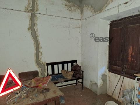 Moradias em ruínas para reconstrução inseridas em terreno misto com 6,62 hectares na Vidigueira