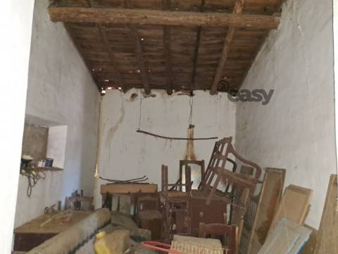 Moradias em ruínas para reconstrução inseridas em terreno misto com 6,62 hectares na Vidigueira