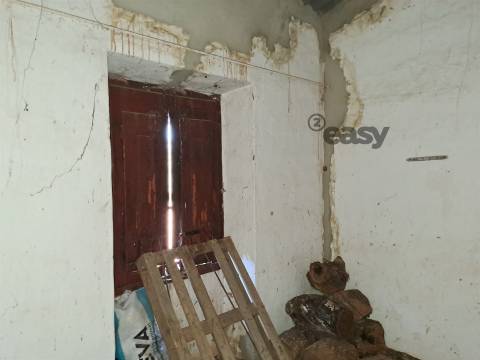 Moradias em ruínas para reconstrução inseridas em terreno misto com 6,62 hectares na Vidigueira