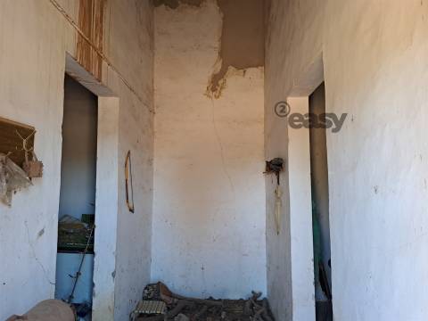 Moradias em ruínas para reconstrução inseridas em terreno misto com 6,62 hectares na Vidigueira