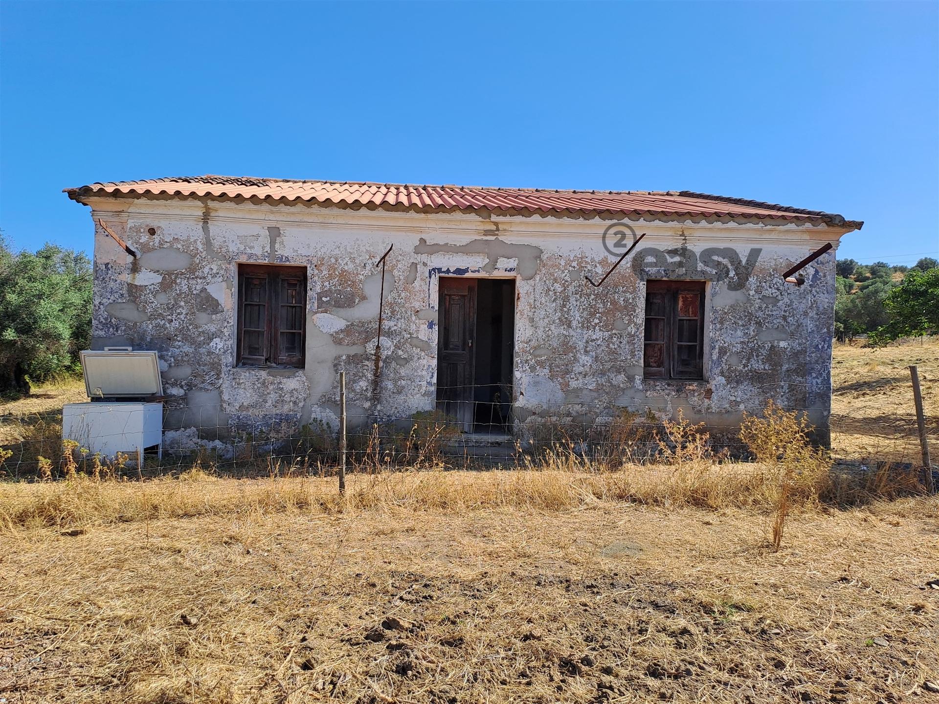 Moradias em ruínas para reconstrução inseridas em terreno misto com 6,62 hectares na Vidigueira