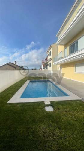Moradia de Luxo T4 em Famões - Odivelas