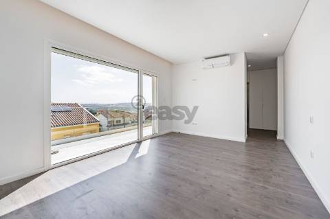 Moradia de Luxo T4 em Famões - Odivelas
