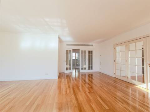 6 assoalhadas na melhor zona de Lisboa em prédio com piscina