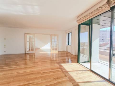 6 assoalhadas na melhor zona de Lisboa em prédio com piscina