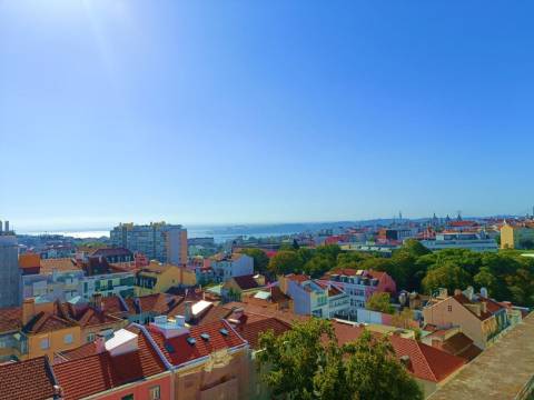 6 assoalhadas na melhor zona de Lisboa em prédio com piscina