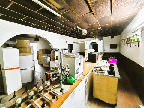 Prédio urbano com 220m2, Alvalade, Santiago do Cacém