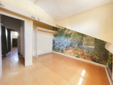 Apartamento T4 com quintal de 40m² a 400m do Metro Amadora