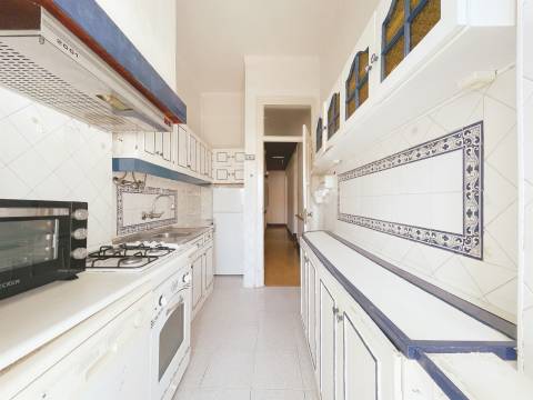 Apartamento T4 com quintal de 40m² a 400m do Metro Amadora