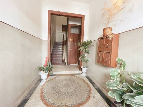 Apartamento T4 com quintal de 40m² a 400m do Metro Amadora