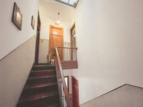 Apartamento T4 com quintal de 40m² a 400m do Metro Amadora