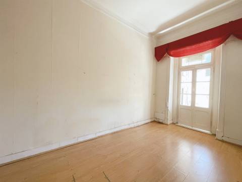 Apartamento T4 com quintal de 40m² a 400m do Metro Amadora