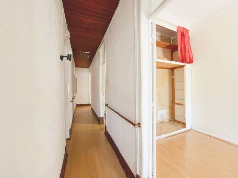 Apartamento T4 com quintal de 40m² a 400m do Metro Amadora