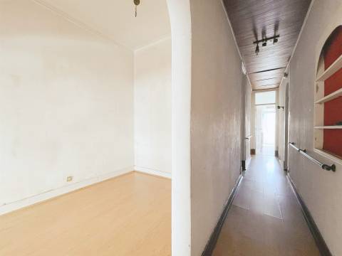 Apartamento T4 com quintal de 40m² a 400m do Metro Amadora