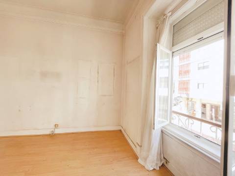 Apartamento T4 com quintal de 40m² a 400m do Metro Amadora