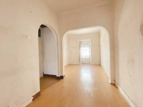 Apartamento T4 com quintal de 40m² a 400m do Metro Amadora