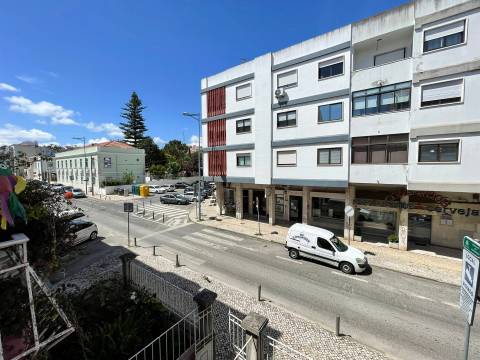 Apartamento T4 com quintal de 40m² a 400m do Metro Amadora