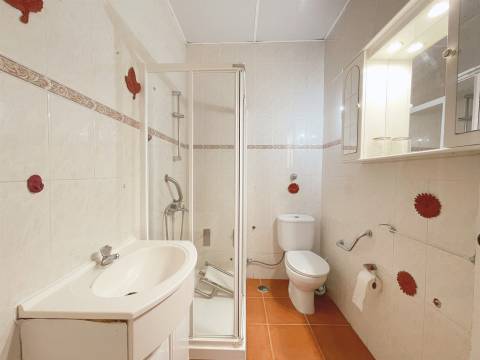 Apartamento T4 com quintal de 40m² a 400m do Metro Amadora