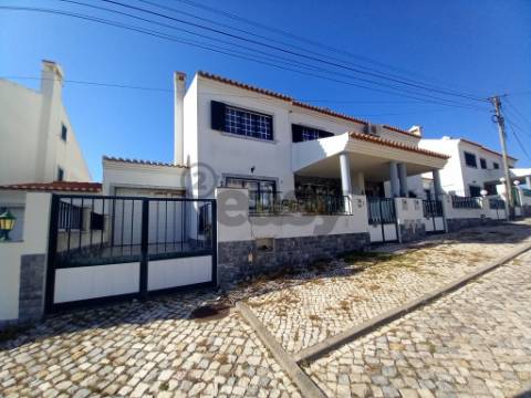 Moradia Geminada T4+1 Venda em Santo Isidoro,Mafra