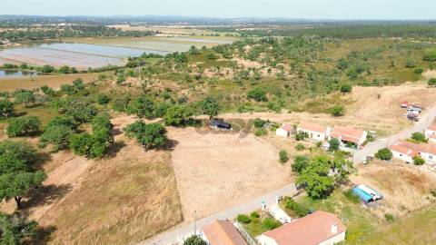 Terreno urbano com área de 2145 m2 situado nos Foros do Chaparral, Bicos