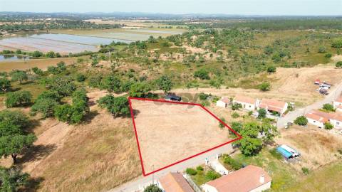 Terreno urbano com área de 2145 m2 situado nos Foros do Chaparral, Bicos