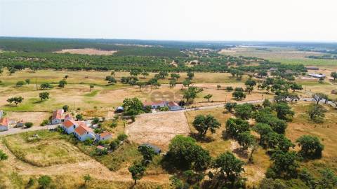 Terreno urbano com área de 2145 m2 situado nos Foros do Chaparral, Bicos