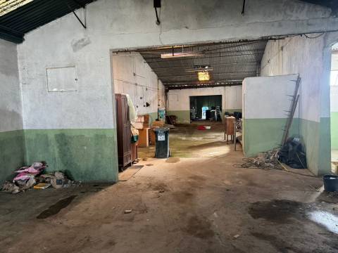 Armazém com Alvará de Indústria e Comércio no centro de Castro Verde
