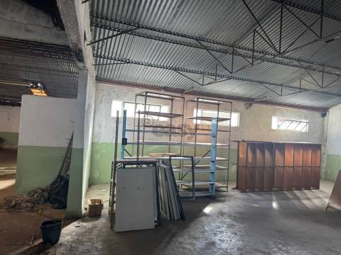 Armazém com Alvará de Indústria e Comércio no centro de Castro Verde