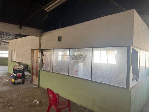 Armazém com Alvará de Indústria e Comércio no centro de Castro Verde