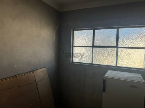 Armazém com Alvará de Indústria e Comércio no centro de Castro Verde