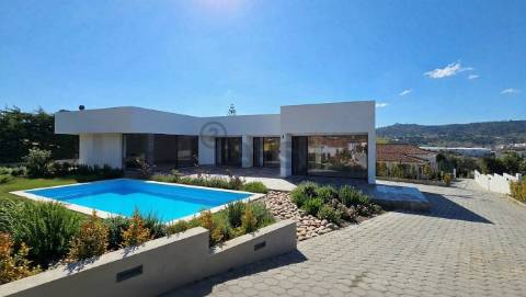 Moradia Térrea de Luxo com piscina