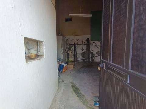 Moradia T1 +1 com kitchenette e Sótão para remodelar – Brotas, Mora