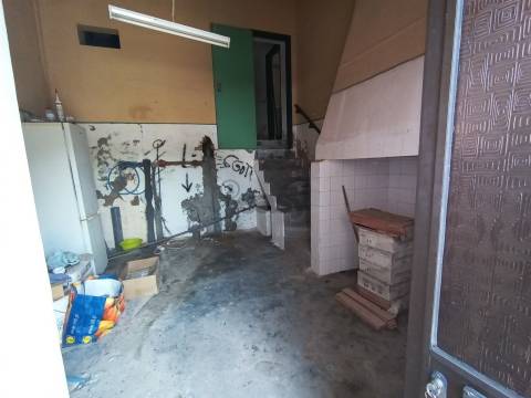 Moradia T1 +1 com kitchenette e Sótão para remodelar – Brotas, Mora