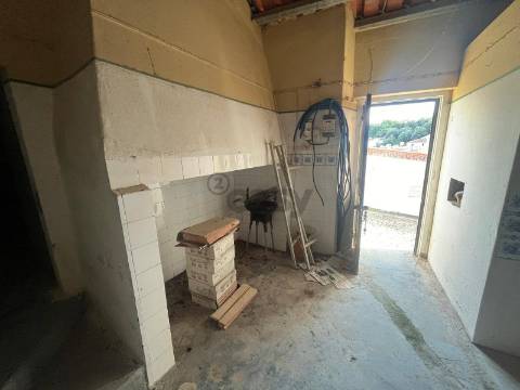 Moradia T1 +1 com kitchenette e Sótão para remodelar – Brotas, Mora