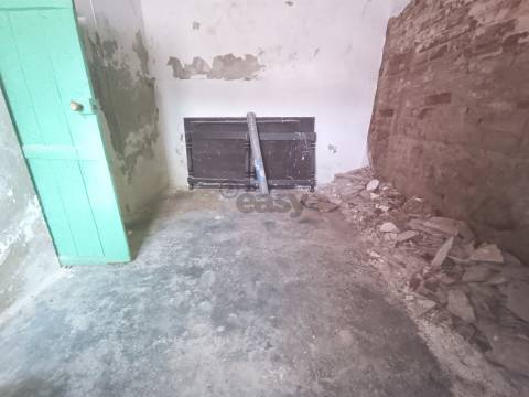 Moradia T1 +1 com kitchenette e Sótão para remodelar – Brotas, Mora