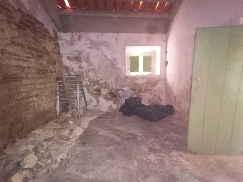 Moradia T1 +1 com kitchenette e Sótão para remodelar – Brotas, Mora