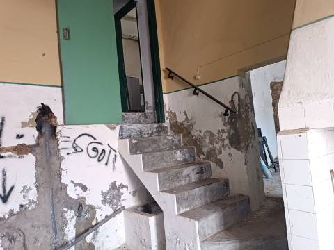 Moradia T1 +1 com kitchenette e Sótão para remodelar – Brotas, Mora